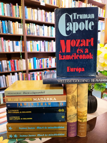William Golding, Truman Capote, Ernest Hemingway, William Wharton, Irwin Shaw, A. J. Cronin, James Jones Alexandre Dumas - Vil�girodalom k�nyvcsomag 8 darabos K�NYVMENT� AJ�NLAT: Emma Lyonna I-II., Beavat�s, Mozart �s a kam�leonok, B�cs� a fegyverekt�l, Mad�rka, �hatatlan vesztes�gek, Ezt l�tj�k a csillagok I-II., Most �s mind�r�kk� I-II.