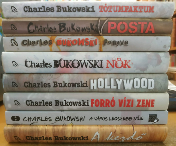 8 db Charles Bukowski: A kezd� + A v�ros legszebb n�je + Forr� v�zi zene + Hollywood + N�k + Ponyva + Posta + T�tumfaktum