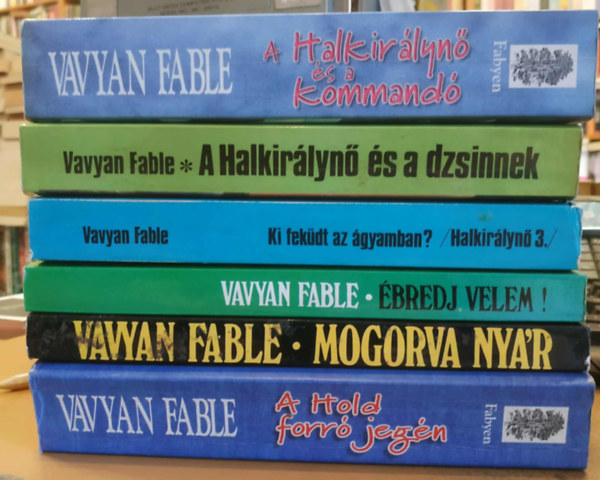 6 db Vavyan Fable: A Halkirlyn s a Kommand; A Halkirlyn s a dzsinnek; Ki fekdt az gyamban?; bredj velem!; Mogorva nyr; A Hold forr jegn