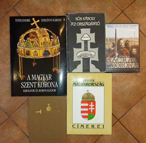4 k�nyv a Szentkoron�r�l �s Szent Istv�nr�l + aj�nd�k Sacra Corona DVD: Az orsz�g�p�t�, Magyarok csillaga, A magyar Szent Korona, Magyarorsz�g c�merei