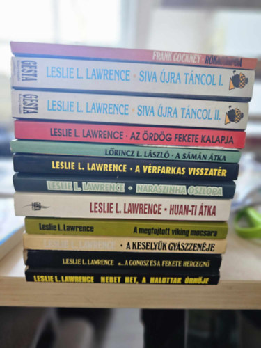 11db Leslie L. Lawrence ktet: Nebet Het, A gonosz s a fekete hercegn, A keselyk gyszzenje, A megfojtott viking mocsara, Huan-ti tka, Naraszinha oszlopa, A vrfarkas visszatr, A smn tka, Az rdg fekete kalapja, Siva jra t