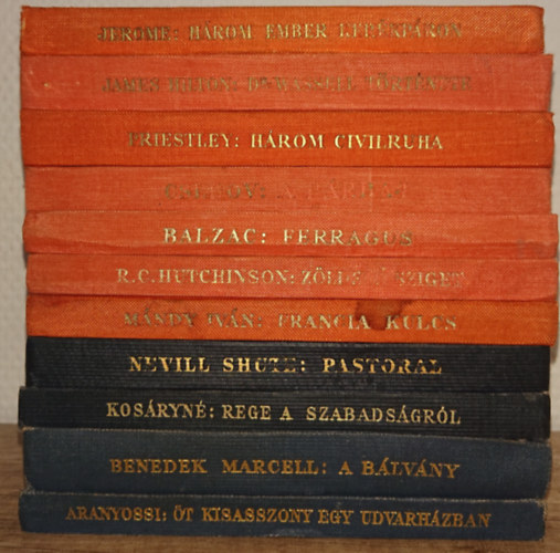 Aranyossi Magda, Kosáryné Réz Lola, Nevil Shute, Carl Jerome Bessenich, Jerome K. Jerome, Mándy Iván, James Hilton, J. B. Priestley, Anton Pavlovics Csehov, H. de Balzac, Honoré Benedek Marcell - 11 kötet a Az Új idők (Singer és Wolfner) regénysorozatából: A bálvány, Öt kisasszony egy udvarházban, Rege a szabadságról, Pastoral, Három ember kerékpáron, Franciakulcs, Dr. Wassel törrténete, Három civilruha, A párbaj, Ferrragu