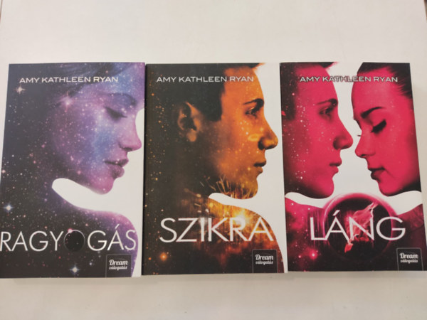 Amy Kathleen Ryan - Ragyogás-trilógia 1-3. (Ragyogás, Szikra, Láng)
