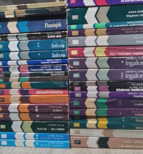 Szpirodalmi Zsebknyvtr knyvcsomag (36db) Az tdik pecst, Siktor, Hajtkanyar I-II., A kolostor I-II., csigalpcs, Khron ladikjn, Az erd, Irgalom I-II., Egy naplop naplja, Csapda, Gzlmpk alatt, A szerelem sznyege,