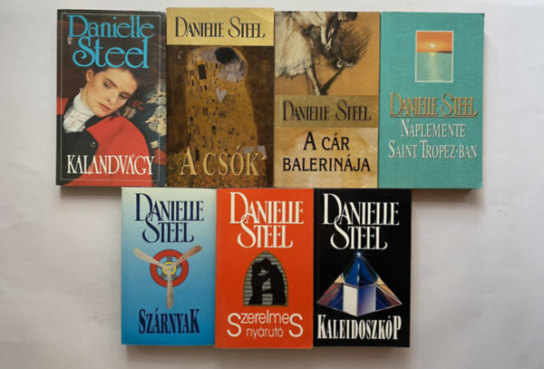 9 DB DANIELLE STEEL KTET: 1.	A CR BALERINJA 2.	A CSK 3.	KALANDVGY 4.	KALEIDOSZKP 5.	NAPLEMENTE SAINT TROPEZ-BAN 6.	SZRNYAK 7.	SZERELMES NYRUT 8. ISABELLA 9. SZERELMEM HOLLYWOOD