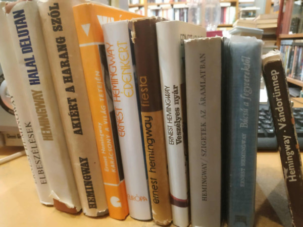 10 db Hemingway: Elbeszlsek; Hall dlutn; Akirt a harang szl; Karcsony a vilg tetejn; denkert; Fiesta; Veszlyes nyr; Szigetek az ramlatban; Bcs a fegyverektl; Vndornnep