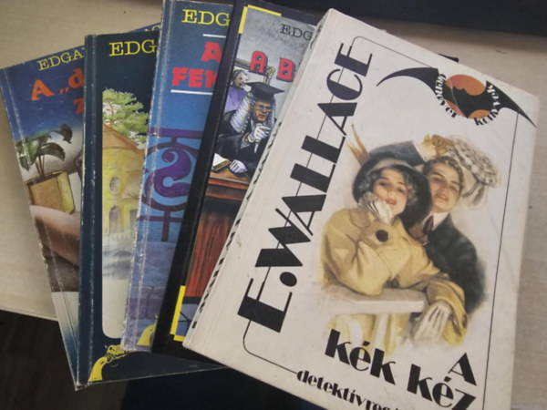 5db Wallace k�tet, K�NYVMENT� AJ�NLAT: A k�k k�z+ A b�r� v�tke+ A gyilkos fekete mamba+ Az �ri csavarg�+ A dilett�ns zsarol�