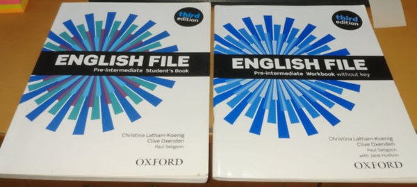English File, Pre-intermediate: Student's Book + Workbook without key - Third Edition
