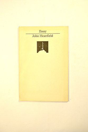 Essay Werkmonographien der Nationalgalerie I.John Heartfield Der Sinn von Genf:Wo das Kapital lebt,kann der Friede nicht leben! 1932 Fotomontage