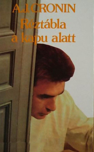 Réztábla a kapu alatt