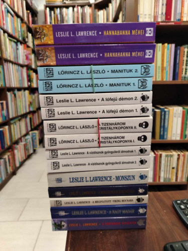 10 db-os knyvcsomag. Leslie L. Lawrence. Hannahanna mhei 1-2.+Manituk1-2.+A lfej dmon1-2.+A tizenhrom kristlykoponya1-2.+A vzidisznk gyngykrl lmodnak 1-2+Monszun+A rodzsungok kolostora+A megfojott viking mocsara+A nagy mad