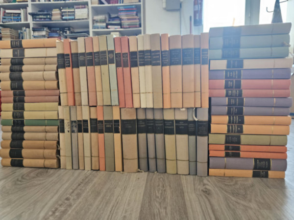 68db a Vil�girodalom remekei sorozatb�l, benne t�bb k�tetes m�vekkel, K�NYVMENT� AJ�NLAT