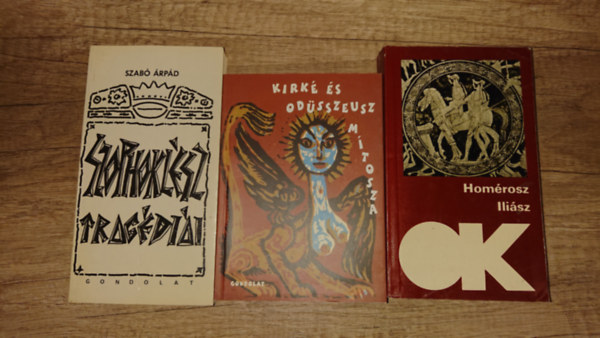 3 k�nyv a klasszikus g�r�g irodalomb�l/-r�l: Illi�sz, Kirk� �s Odusszeusz m�tosza, Szophokl�sz trag�di�i