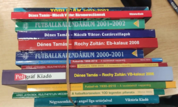 Focis knyvcsomag (13 ktet): Topligk 2002-2003 + Hromoroszlnosok + Futballkalendrium 2001-2002 + Csatrcsillagok + Eb-kalauz 2008 + Futballkalendrium 2000-2001 + Az idegenlgi + Futball-Eb 1958-2012 + 1958-2008 + VB 1930-2010 + VB-ka