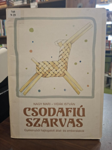 Csodafi� szarvas. Gy�k�nyb�l hajtogatott �llat- �s emberalakok