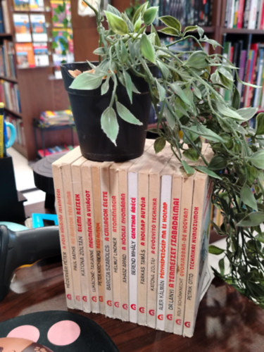 K�NYVMENT� AJ�NLAT, 15 DB. Gondolat Zsebk�nyvek - A F�ld k�l�n�s jelens�gei, Az �llatok t�li �lma, Elemi r�szek, Megm�rj�k a vil�got, R�gi aut�k, A csillagok �lete , Atomenergia , A k�olaj nyom�ban , Genetikai �b�c� , A holnap