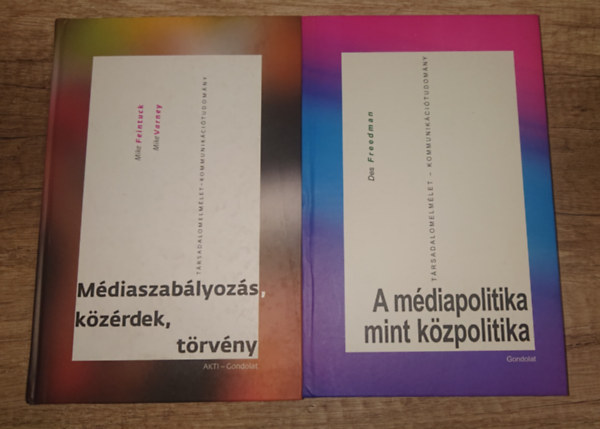 2 t�rsadalomtudom�nnyal-kommunik�citudom�nnyal foglalkoz� k�nyv: M�diaszab�lyoz�s, k�z�rdek, t�rv�ny, A m�diapolitika mint szakpolitika