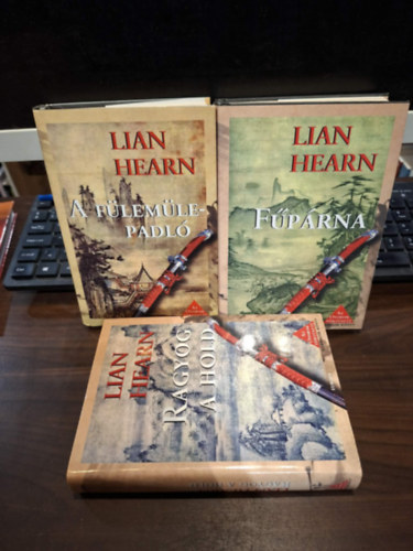 Lian Hearn - Az Otoriak története I-III.: A fülemülepadló, Fűpárna, Ragyog a Hold