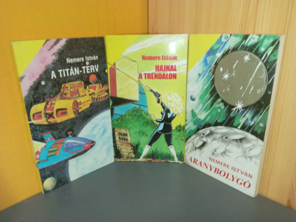 3 db Nemere Istv�n sci-fi: A tit�n-terv - Hajnal a Trendalon - Aranybolyg�