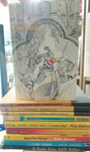 10 db-os K�NYVMENT� AJ�NLAT, ifj�s�gi: Robin Hood+ Lassie hazat�r+ Kett�s j�tszma+ Micsoda l�k�tt fam�lia!+ Legyen anyu a legmen�bb!+ Sz�cskesz�d�let (C.S.A.T.T.)+ Harmadoszt�ly� dzsinn+ A fekete ny�l+ N�gy tenger haj�sa+ Vitzlipu