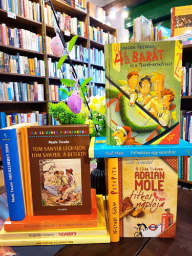 Ifj�s�gi reg�ny k�nyvcsomag 9 darabos K�NYVMENT� AJ�NLAT: Vau!, Petepite, A 13 �s 3/4 �ves Adrian Mole titkos napl�ja, Felbukkan egy szomb�c, Az indi�n hercegn�, A strucc v�re, 4 1/2 Bar�t �s a t�lap�-hadm�velet,  Tom Sawyer l�gha