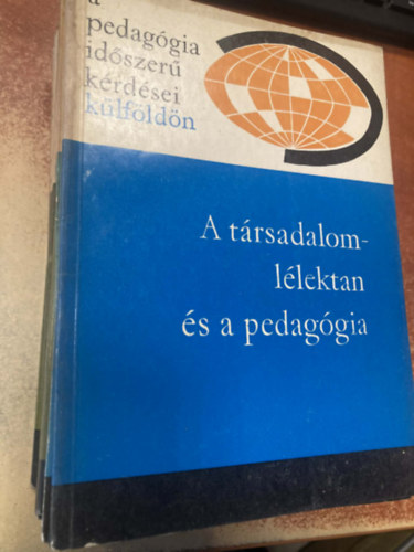 13 db A pedag�gia id�szer� k�rd�sei haz�nkban/k�lf�ld�n k�nyvcsomag