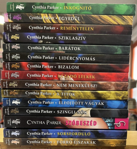 15 db Cynthia Parker ktet: Inkognit, Egyedl, Remnytelen, Sziklaszv, Bartok, Lidrcnyoms, Bizalom, Lzad lelkek, Nem meneklsz!, A titok, Elfojtott vgyak, Szinglink, Szbeszd, Sorsfordul, Forr szjakk