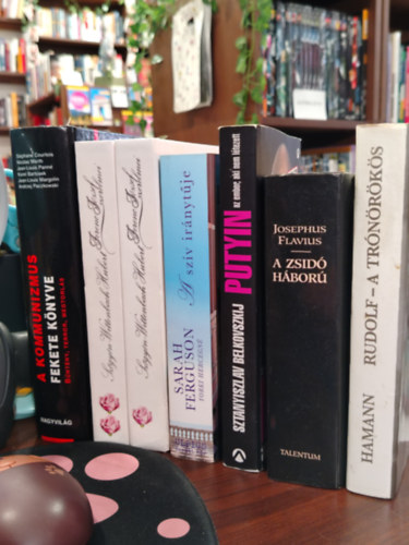 K�NYVMENT� AJ�NLAT, 6 DB. T�RT�NELEM. Rudolf - A tr�n�r�k�s �s a l�zad�, A zsid� h�bor�, Putyin - Az ember, aki nem l�tezett, A sz�v ir�nyt�je, Ferenc J�zsef szerelmei I-II. teljes, A kommunizmus fekete k�nyve
