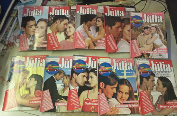 10 Jlia magazin (201-210) lapszmig: Megy a gyr.. +Mskpp is lehet +Gyjtszenvedly +Sarkalatos krds +Lzlmok +A hollywoodi idegen +Laprl lapra +Drga kicsi szrnyeteg +Frjnek val +J szimattal