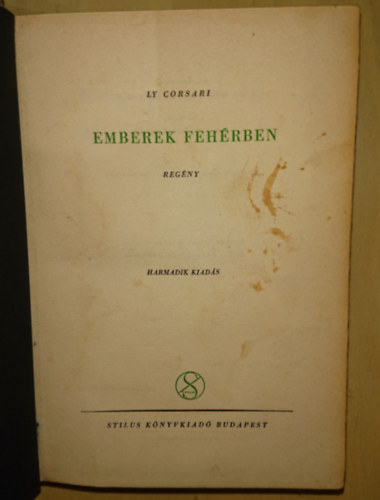 Emberek fehrben