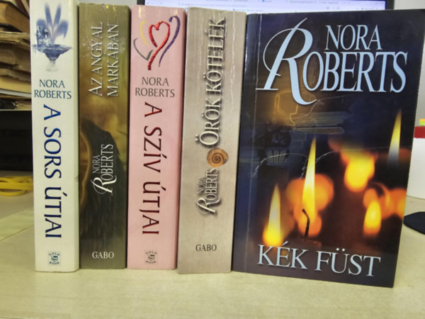 5db Nora Roberts k�tet, K�NYVMENT� AJ�NLAT: A sors �tjai+ Az angyal mark�ban+ A sz�v �tjai+ �r�k k�tel�k+ K�k f�st