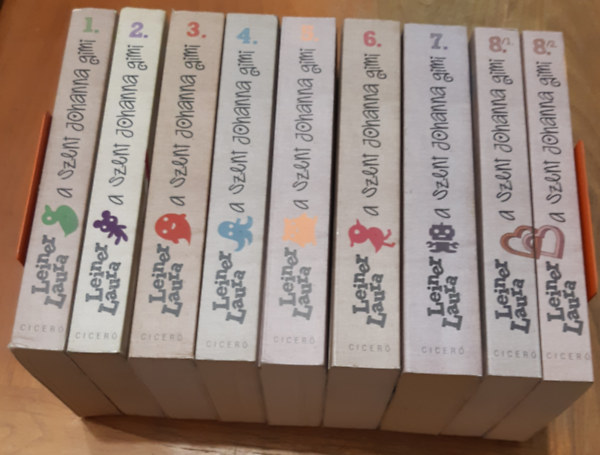 A Szent Johanna gimi sorozat 1-8. ( 9 k�tetben)