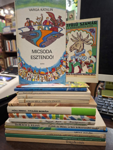 18 db-os mese  K�NYVMENT� AJ�NLAT: �lmodik az �llatkert, A h�tf�l� szam�r meg a h�romf�l� ny�l, �tperces mes�k - Az eb�l j�rt kutya �s m�s t�rt�netek, Micsoda esztend�! Az okos l�ny, J� �jszk�t!, T�rlivirli �s a piros p�n