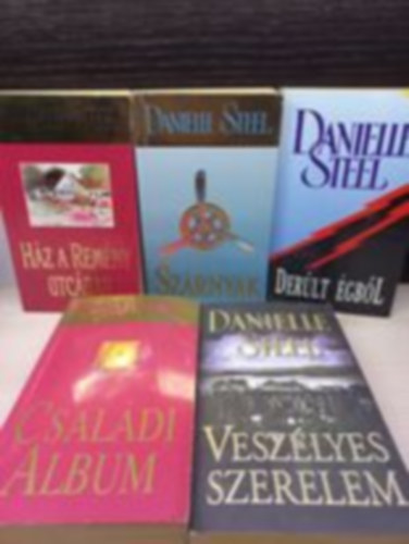 Danielle Steel knyvcsomag (10darab)- Hz a Remny utcban,Szrnyak,Derlt gbl,Csaldi album,Veszlyes szerelem,A gyr,Vrnak rd a hegyek,Erszakkal vdolva,Szenvedly,Szerelem