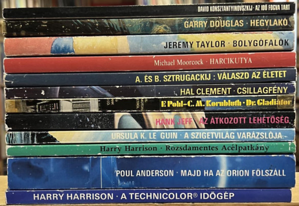 12 db Galaktika ktet: Az id fogva tart, Hegylak, Bolygfalk, Harcikutya, Vlaszd az letet, Csillagfny, Dr. Gladitor, Az tkozott lehetsg, A Szigetvilg varzslja, Rozsdamentes aclpatkny, Majd ha az Orion flszll, A tec