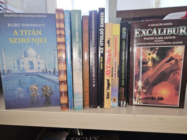 11db sci-fi, fantasy KNYVMENT AJNLAT: A titn szirnjei+ A szfinx szemei+ A kk hold vlgye+ Kaland a panziban+ Az Orbitron-terv+ A Stevenson-biozmagria+ Az utols ember+ Ayesha+ A Magnlia nvrei+ rjt hsg+ Excalibur