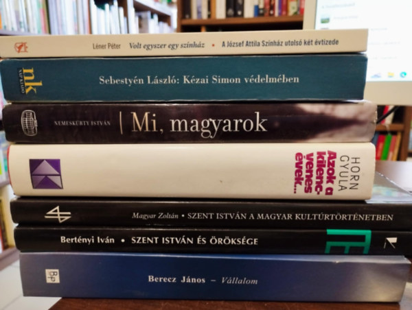 Magyar trtnelem 7 db-os  KNYVMENT AJNLAT: A Jzsef Attila Sznhz utols kt vtizede, Kzai Simon vdelmben, Mi, magyarok, Azok a kilencvenes vek..., Szent Istvn a magyar kultrtrtnetben, Szent Istvn s rksge, V