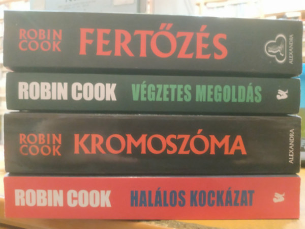 4 db Robin Cook: Fert�z�s + V�gzetes megold�s + Kromosz�ma + Hal�los kock�zat