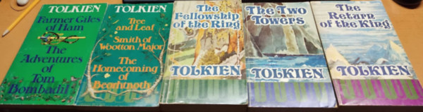 5 db Tolkien: Farmer Giles of Ham/The Adventures of Tom Bombadil; Tree and Leaf/Smith of Wootton Major/The Homecoming of Beorhtnoth; The Fellowship of the Ring; The Two Towers; The Return of the King
