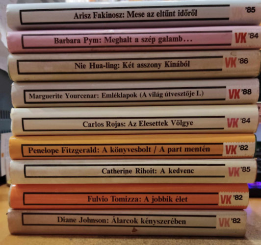 Arisz Fakinosz, Diane Johnson, Carlos Rojas, Nie Hua-ling, Fulvio Tomizza, Penelope Fitzgerald, Barbara Pym, MArguerite Yourcenar Catherine Rihoit - 9 db Vilgknyvtr: larcok knyszerben; A jobbik let; A kedvenc; A knyvesbolt/A part mentn; Az Elesettek Vlgye; Emlklapok (A vilg tvesztje I.); Kt asszony Knbl; Meghalt a szp galamb...; Mese az eltnt idrl