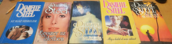 5 db Danielle Steel: Az igaz szerelem; Egyszer az letben; Emlkezs; Mg a hall el nem vlaszt; Szerelmem Hollywood