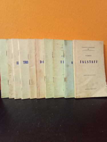 10 db. operasz�vegk�nyv: Falstaff, R�zsalovag, Fidelio, Otello, Don Carlos, Anyegin, Triszt�n �s Izolda, Hegyek alj�n, Orfeusz, Carmen