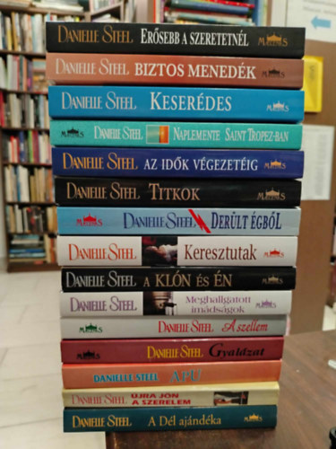 KNYVMENT AJNLAT, 15 db. Danielle Steel. Ersebb a szeretetnl+ Biztos menedk +Keserdes+ Naplemente Saint Tropez-ban+ Az idk vgezetig+ Titkok +Derlt gbl+ Keresztutak+ A kln s n+