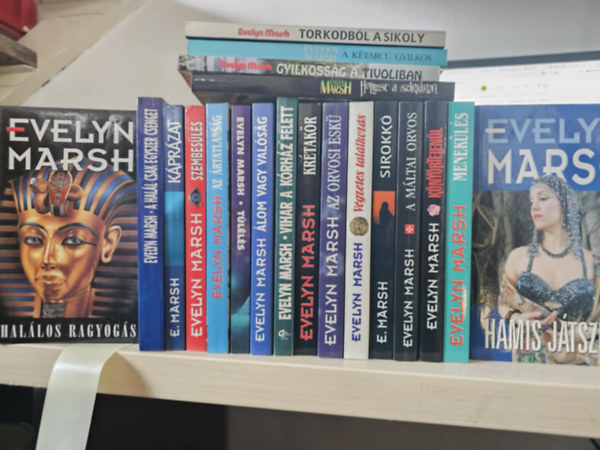 20db Evelyn Marsh, K�NYVMENT� AJ�NLAT: Sirokk�+ A m�ltai orvos+ K�ny�rtelen�l+ Menek�l�s+ Hamis j�tszma+ �lom vagy val�s�g+ Vihar a k�rh�z felett+ Kr�tak�r+ Az orvosi esk�+ V�gzetes tal�lkoz�s+ Hal�los ragyog�s+ A hal�l csak
