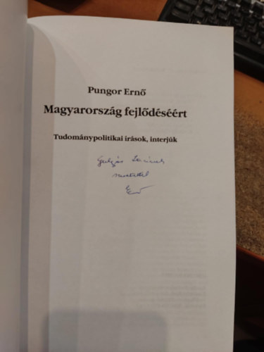 Magyarorsz�g fejl�d�s��rt - Tudom�nypolitikai �r�sok, interj�k