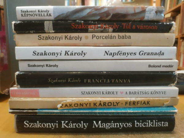 10 db Szakonyi K�roly: A bar�ts�g k�nyve; Bolond mad�r; F�rfiak; Francia tanya; K�pnovell�k; K�z�p�tt vannak a felh�k; Napf�nyes Granada; Mag�nyos biciklista; Porcel�n baba; T�l a v�roson