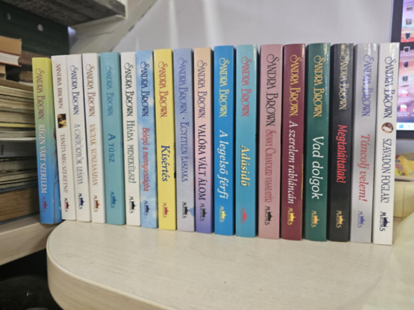 18db Sandra Brown, K�NYVMENT� AJ�NLAT: Szavadon foglak, T�ncolj velem, Megtal�ltalak, Vad dolgok, A szerelem rabl�nc�n, Sunny Chandler visszat�r, Ad�sid�, A legels� f�rfi, Val�ra v�lt �lmok, Egyetlenegy �jszaka, K�s�rt�s, Bel�p�