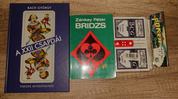 2 k�nyv a k�rty�r�l: Bridzs, a XII. csapd�ja  aj�nd�k pakli  franciak�rty�val + 3 kocka