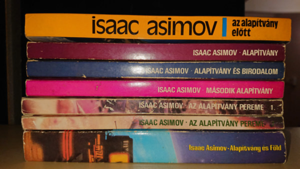 Az Alaptvny 6 rsze ht ktetben: Az Alaptvny eltt , Alaptvny, Alaptvny s Birodalom, Msodik Alaptvny,Az Alaptvny pereme I-II. Alaptvny s Fld