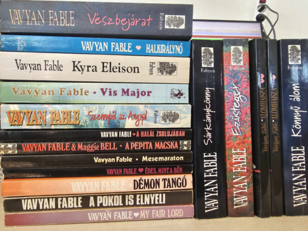 17 db Fable: Knny lom, lomhajsza 1-2., Vszbejrat, Halkirlyn, Ezstegr, Srknyknny, Szennybl az Angyal, Vis major, Kyra Eleison, Mesemaraton, A pepita macska, A hall zsoldjban, des mint a bn, Dmontang, A pokol is